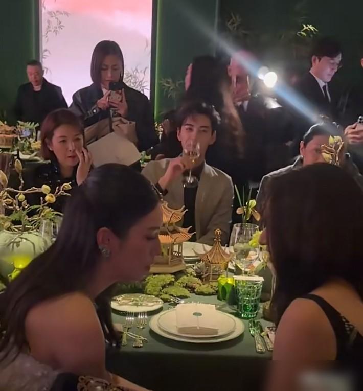 周也王玉雯陈星旭又同框了。
这次是Dior活动的黑白大片，仨人造型高级，氛围感