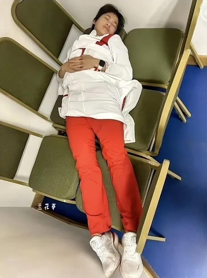 宝宝真是累坏了，搭几张椅子，和衣就睡着了。
真实的宝宝一点也不装蒜，累了就休息。