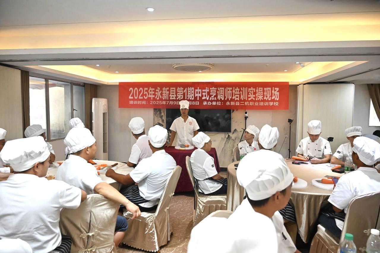 总感觉白花花一片，像高级厨师培训班。
不一定要大江南北、长城内外一片白。