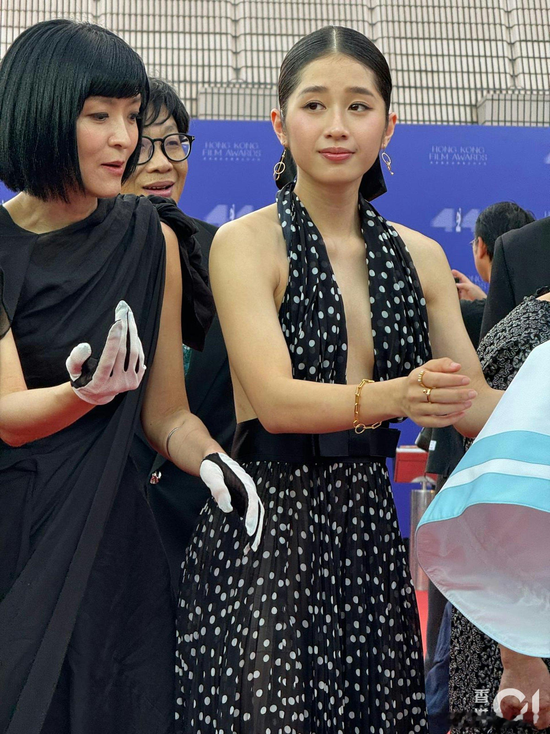 金像獎紅地氈｜泰妹楊雅文性感邊緣遊走 大露背心口得兩條布遮住《第44屆香港電影金