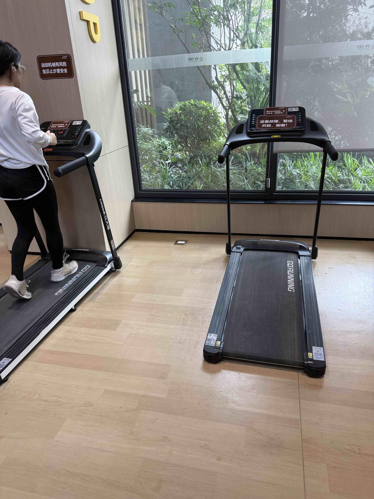 冬日生活打卡季今天去小区的健身房跑步，跑步机还是坏的。这个反馈上去已经3天了，物