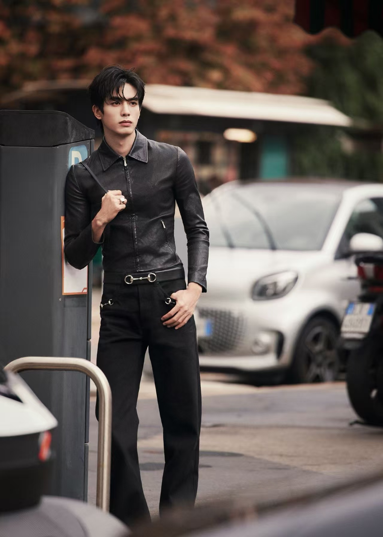 怪不得宋威龙机场都在锻炼自律的男人就是帅啊，宋威龙不愧是内娱公认的帅哥，太自律了