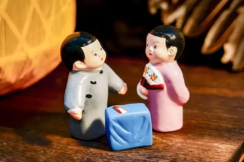 出上：天涯共赏一轮月，
对下：世上只生两种人。
一一[大笑][大笑][大笑][大