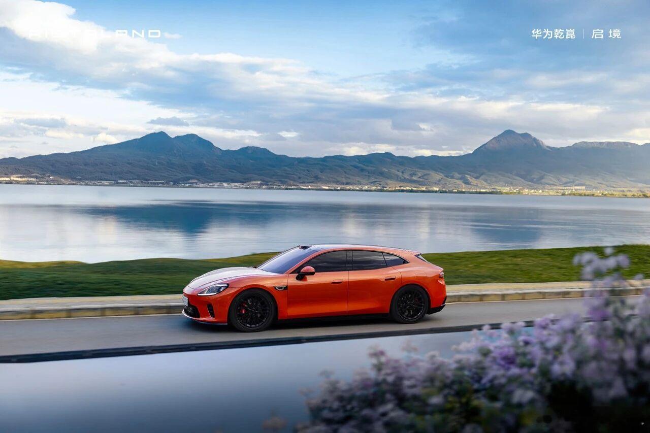 一眼心动的瞬间启境GT7西西里橙邂逅日照金山开着启境gt7 西西里橙奔赴云南丽江