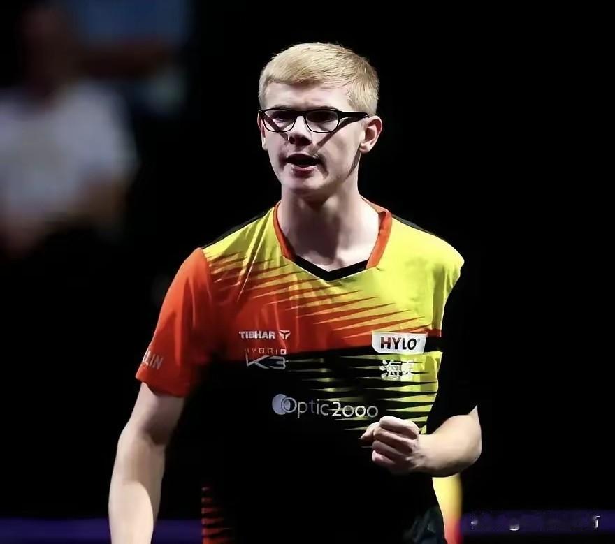 WTT重庆冠军赛今晚压轴进行的一场男单1/8决赛，小勒布伦以11-4、12-10