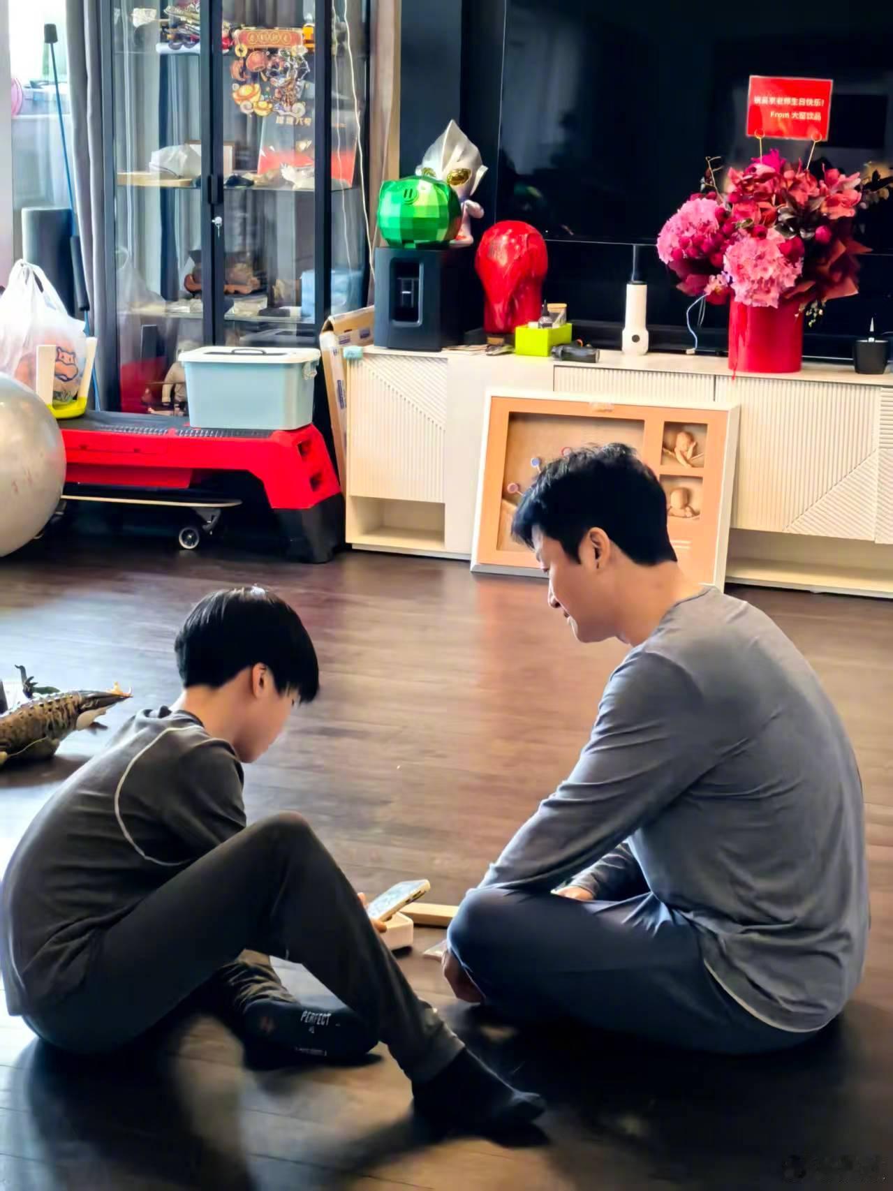 吴京在家好好带孩子 哈哈哈哈吴京真的在家好好带孩子！ 谢楠继续乘风破浪吧！ 