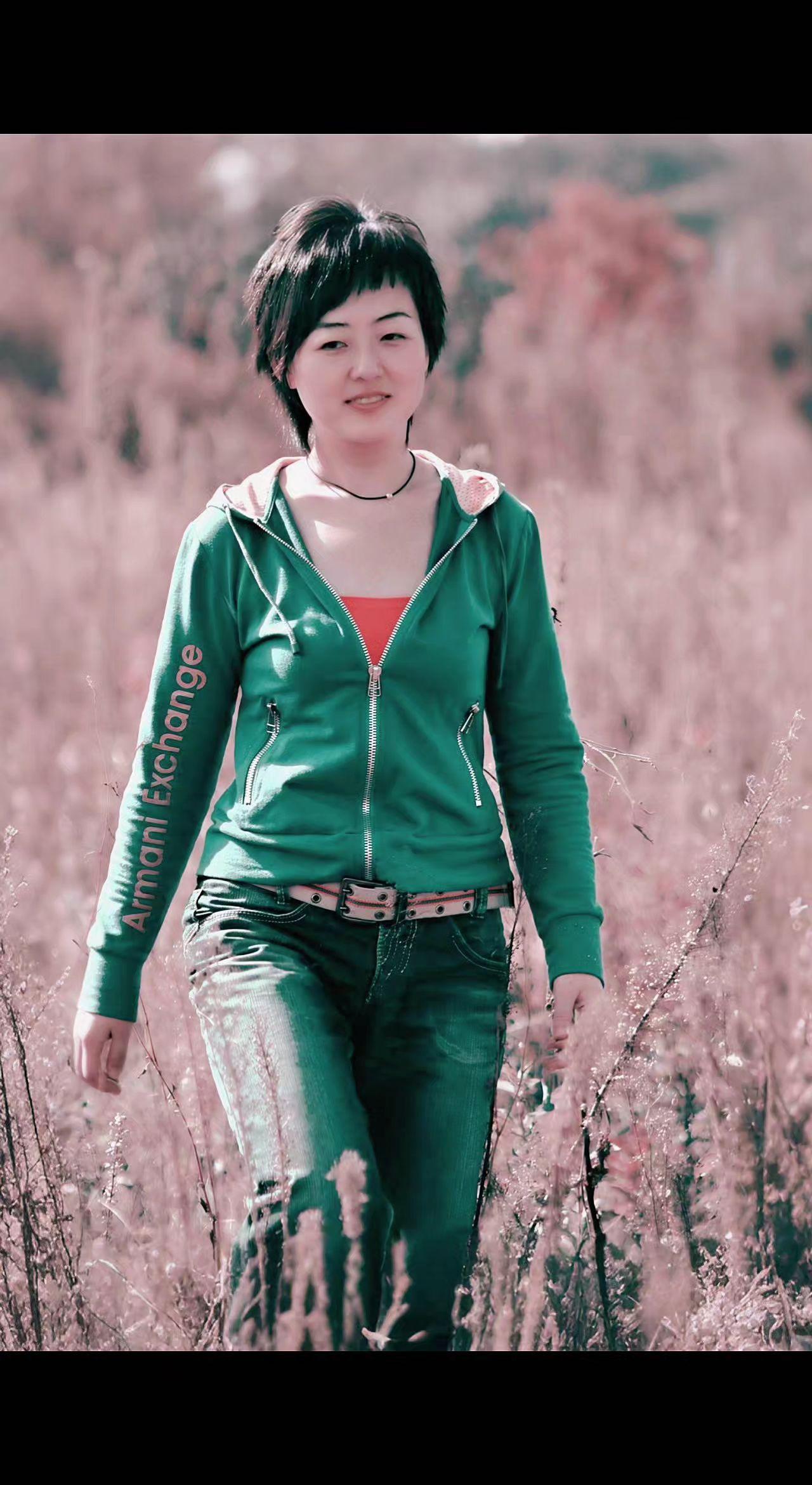 🌾风把秋草吹成波浪，她是绿帆闯进金色海洋🌊。时光在发梢跳舞，每一步都踩响青春