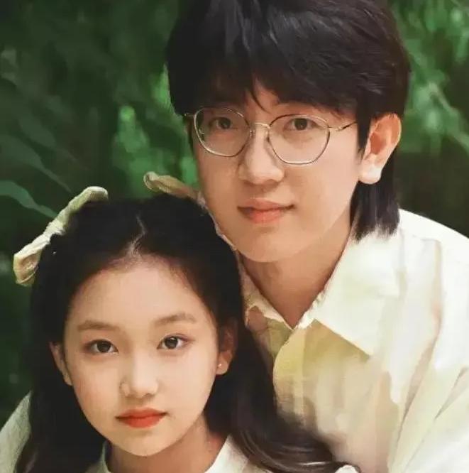 上海一男子领养了一个12岁的盲童女孩，花25万给她治眼睛，谁料女孩眼睛治好后，跪