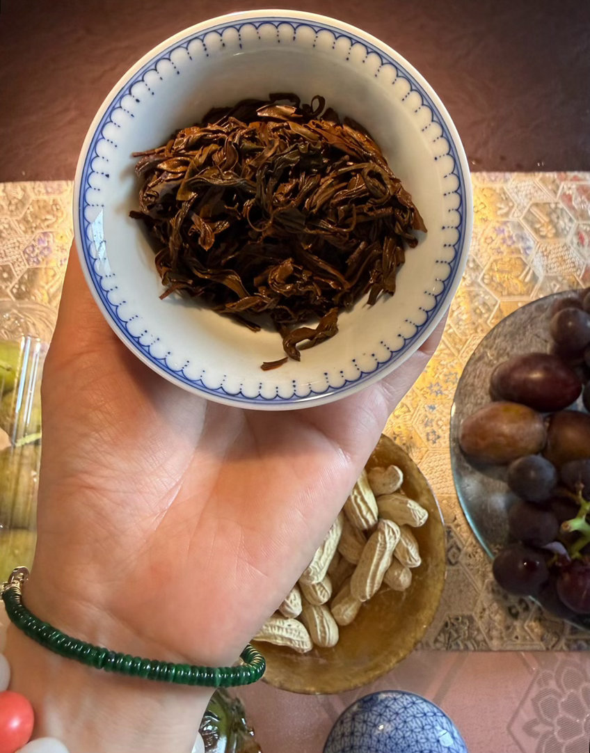 品茶赏器交友  有的人喜浓郁厚重，有的人爱清浅回甘。茶无高下，对味，即是上上品。