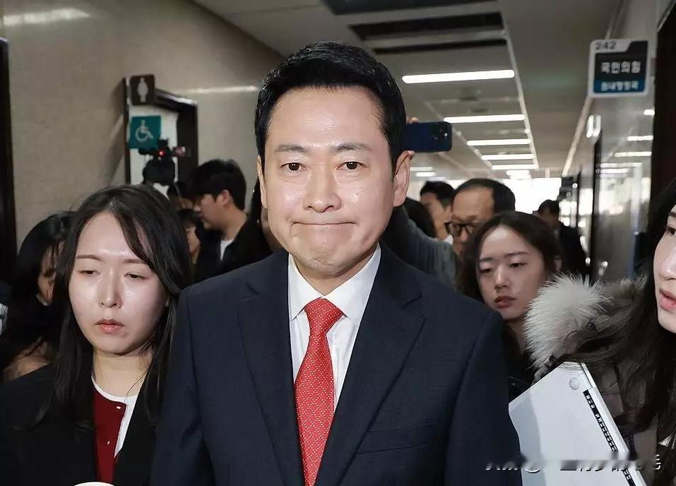 2月15日，韩国朝野围绕共同民主党推进的司法改革法案展开激烈争论。执政党共同民主