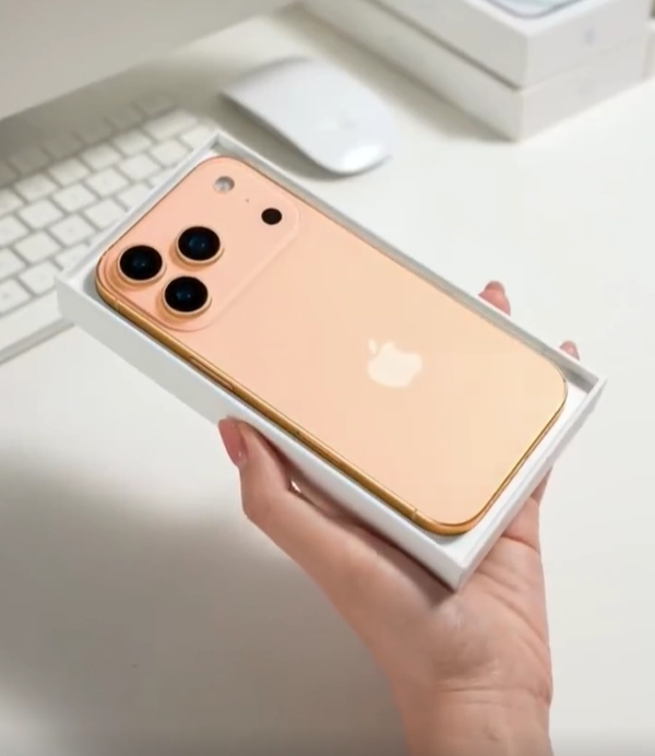 iPhone17Pro橙色机模曝光真机的饱和度不这么高的话也还可以，看起来有点像