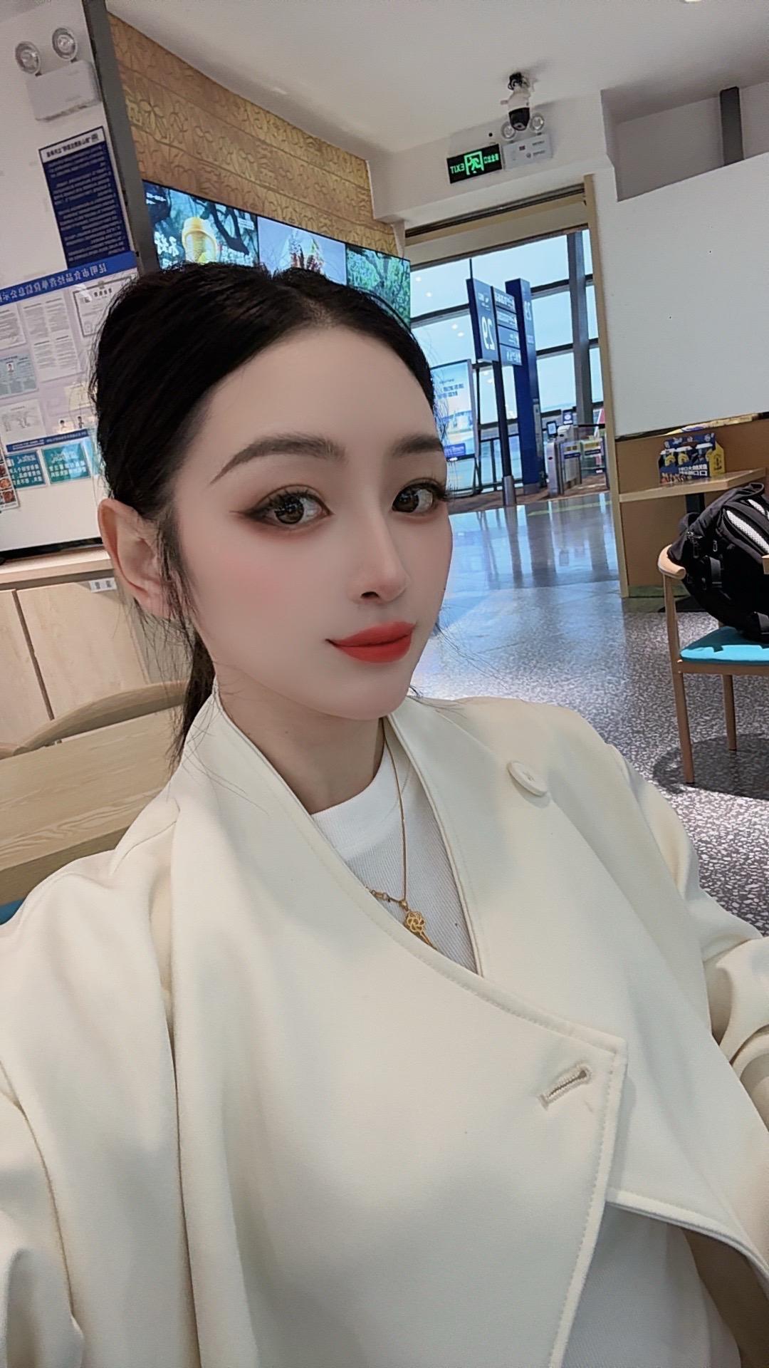 永远保持两种状态：前进和微笑” 用最宽的心，装最多的福[玫瑰]有人懂是...