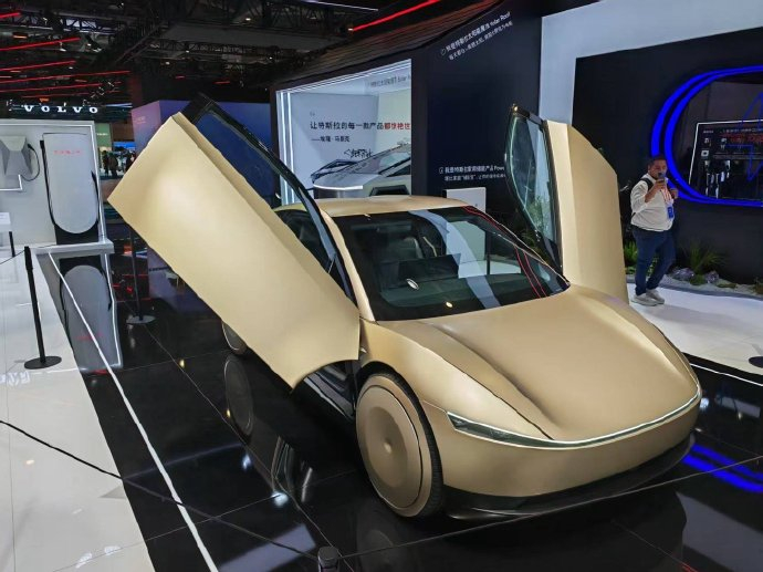 进博会看汽车特斯拉Cybercab亮相进博会，直接取消了方向盘、踏板和后视镜。这