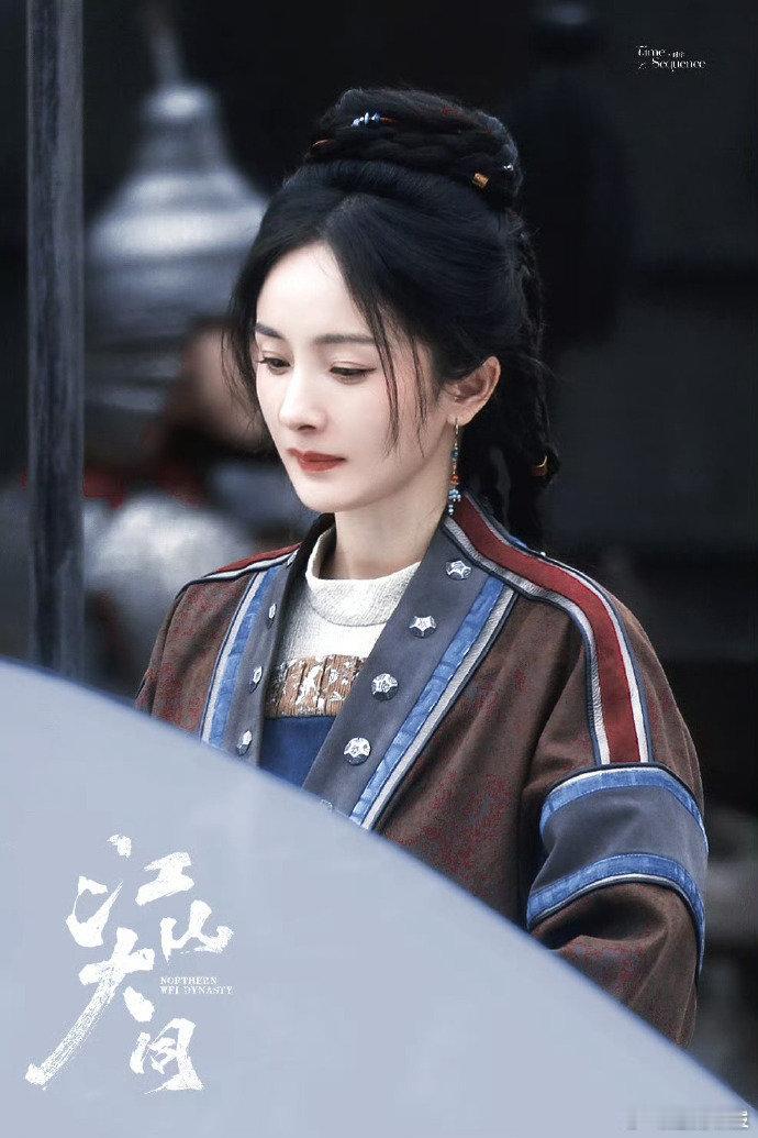 杨幂烫伤后首次复工杨幂烫伤后复工状态全身心沉浸式投入《江山大同》角色塑造，不受外
