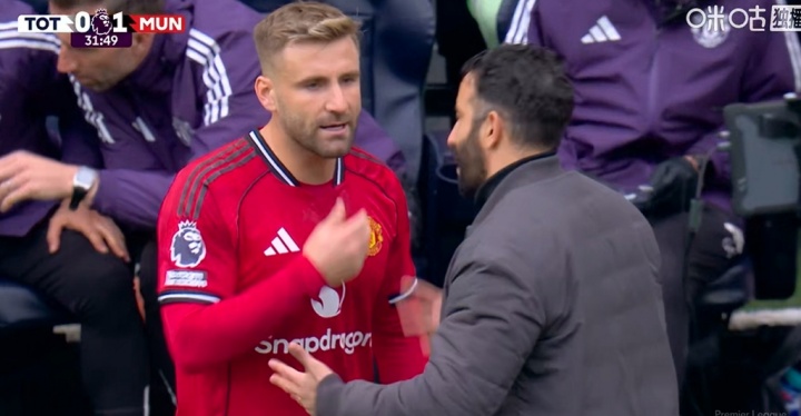 全队庆祝姆伯莫进球时，阿莫林急忙找到卢克肖耳语布置