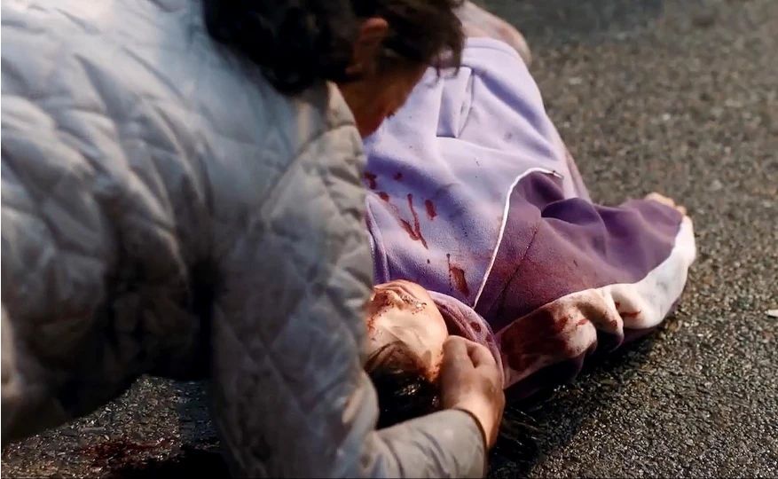《小城良方》大妈电动车违规载人，结局出了车祸，孙女差点没了命