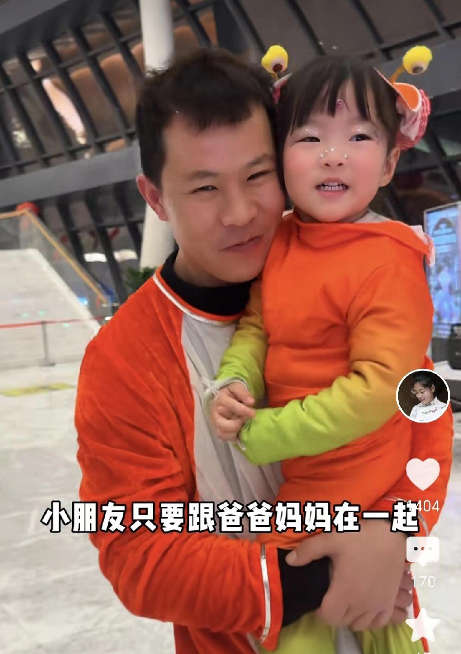 盼盼这个爸爸和小乔这个妈妈，对女儿朵朵那是宠上加宠。陪着一起去参加幼儿园活动！