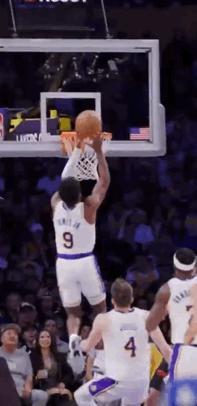 詹氏出品，必是精品！詹姆斯嚼着牙线，激动地跳了起来，儿子有出息，老子当然骄傲。