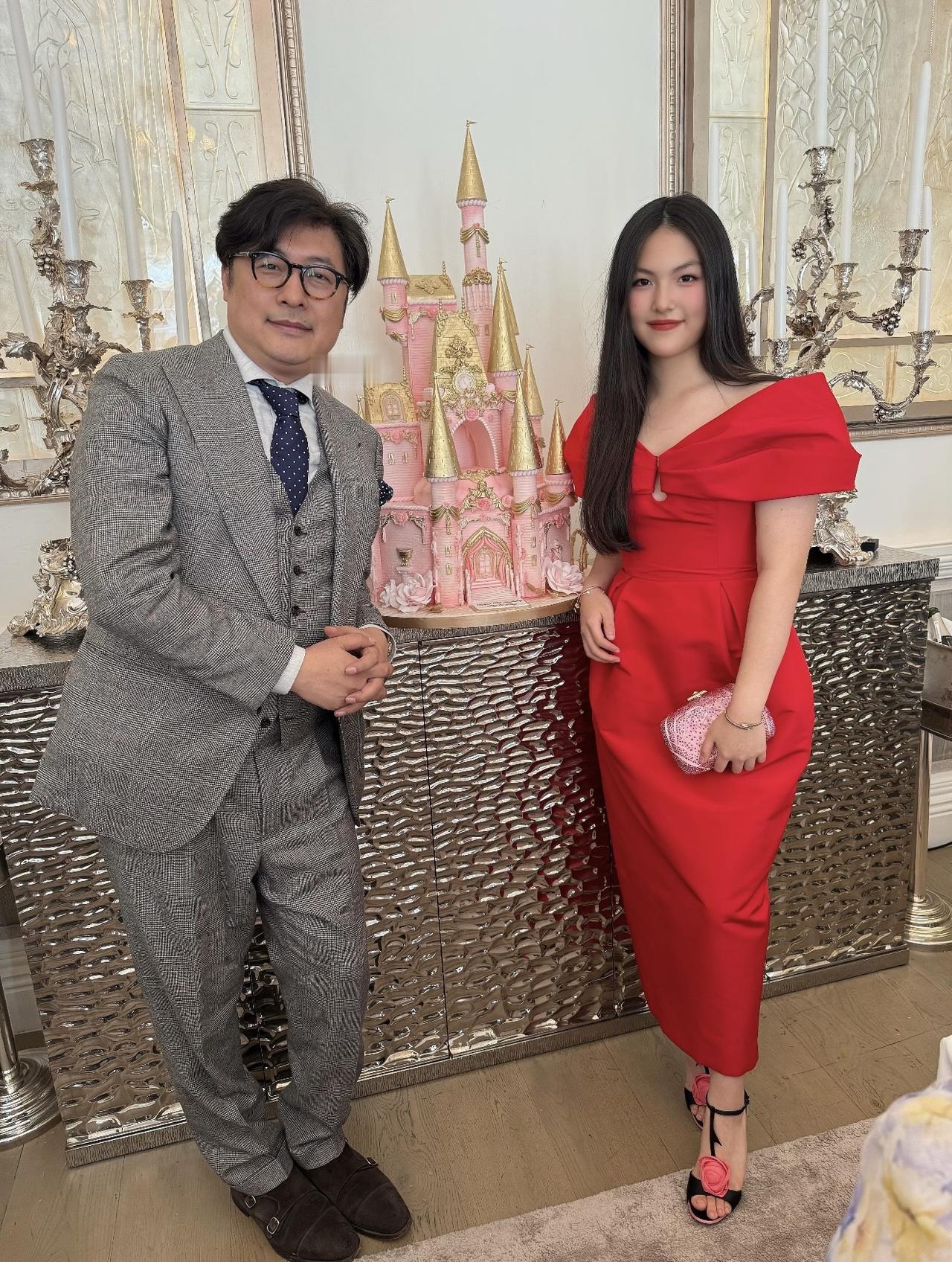 10月13日，李湘晒女儿王诗龄16岁生日派对，爸爸王岳伦也现身英国，为爱女庆生。
