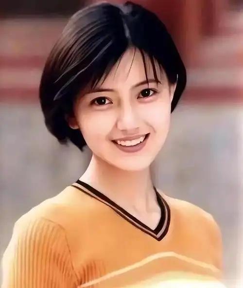 高圆圆上学那会儿的漂亮，属于那种不讲道理的级别，漂亮到她班主任后来回忆起来都忍不
