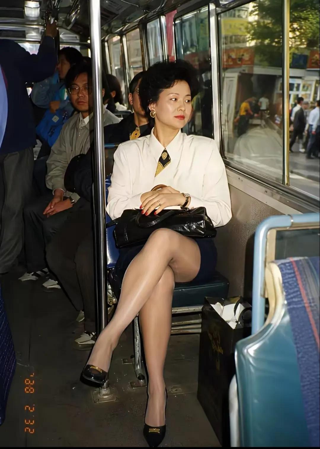 90年代公交上的女子，白衬衫配黑丝袜，气质优雅，这在那个年代一定是有钱人吧？