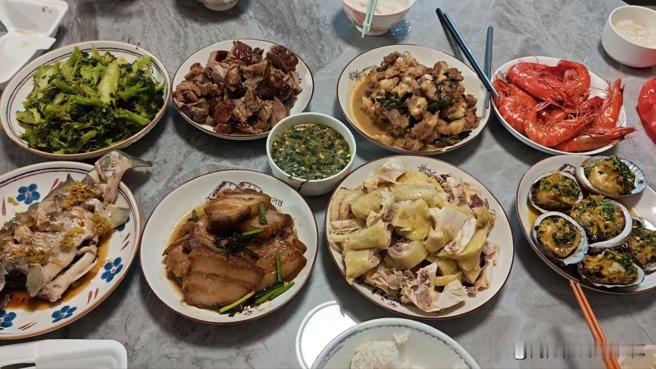 我大表姐，嫁给了一个没文化的老实男人，生活在农村，每天干着农活，日出而作日入而息