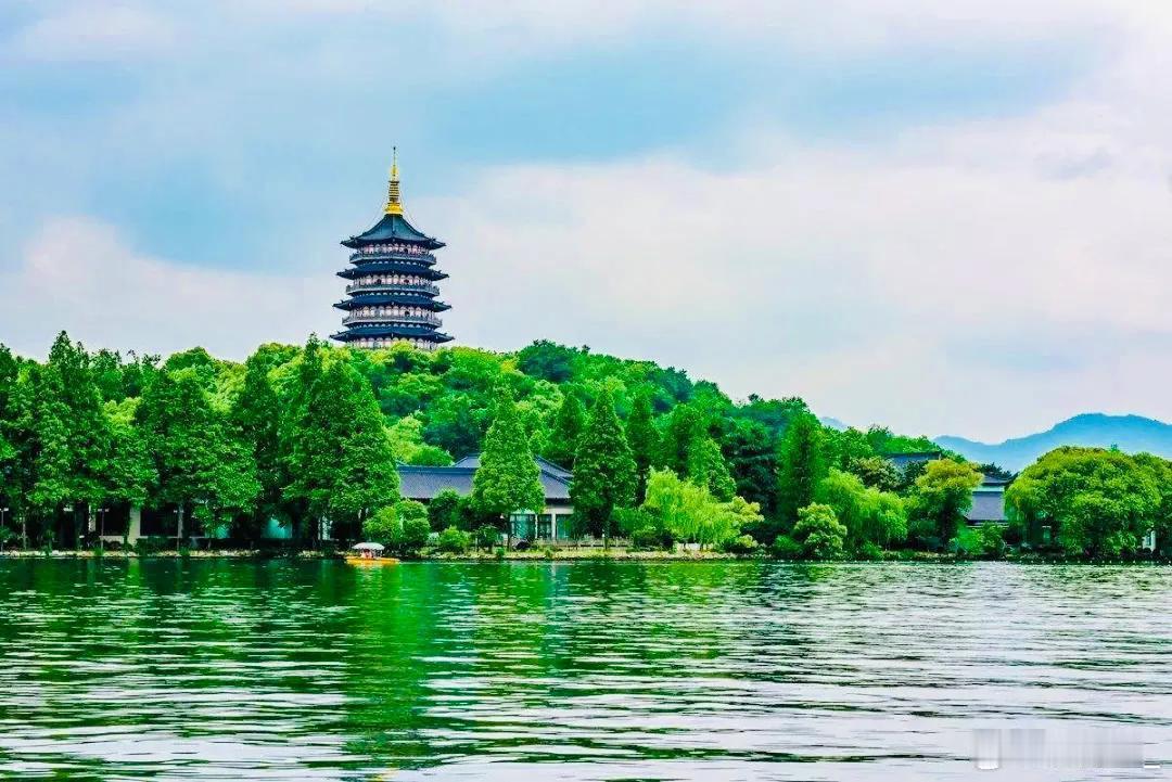 在西湖旅拍成为杭州旅游标配 来杭州必打卡！西湖畔油纸伞轻扬，汉服衣袂翻飞，随手一