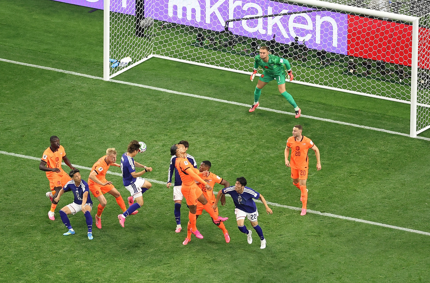 6月15日讯 美加墨世界杯，荷兰vs日本，第89分钟，日本队角球进攻，替补登场的
