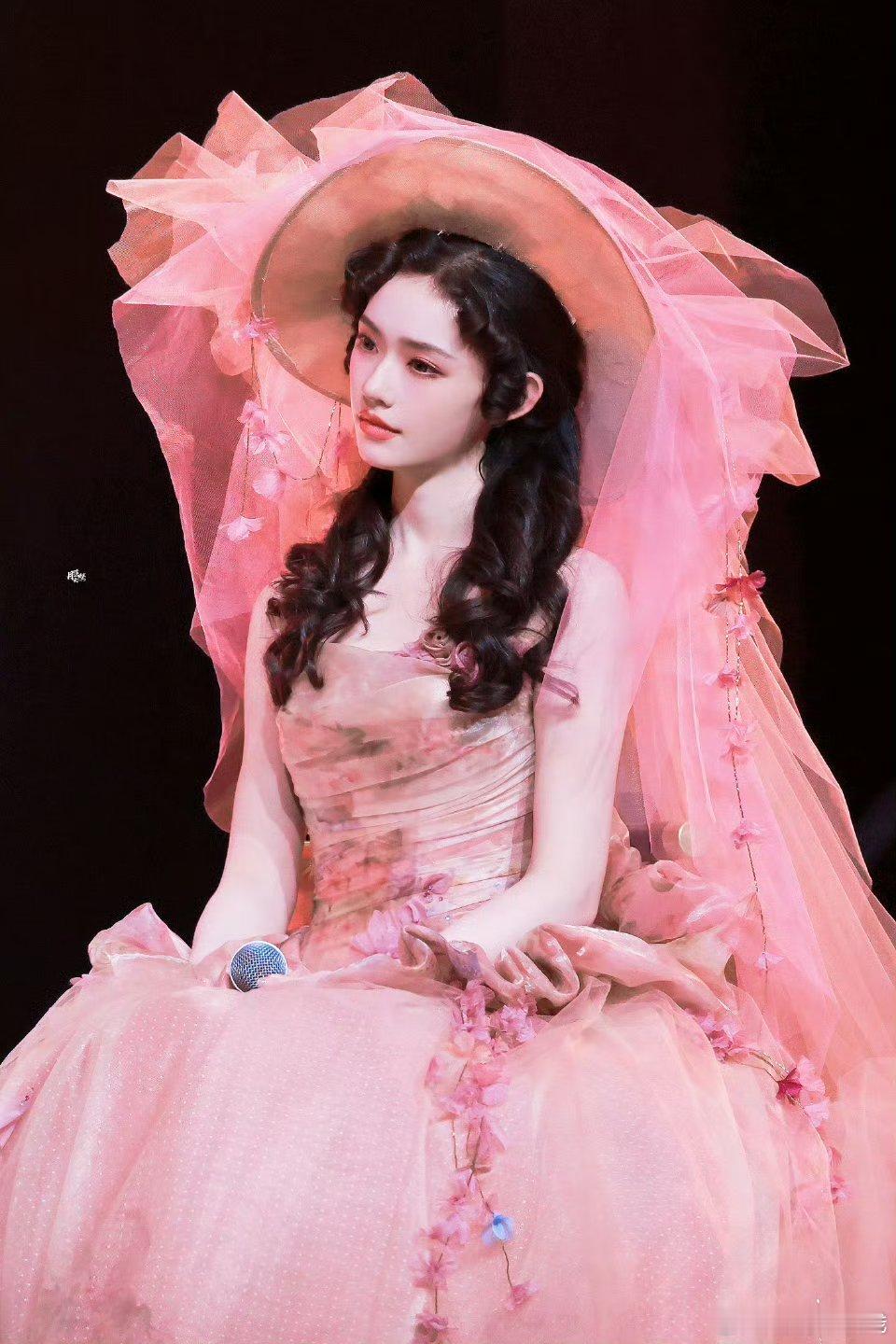 水龙吟演唱会上的林允好美哇。。跟个洋娃娃一样！特别用心的妆造 从搭配到发型像从油