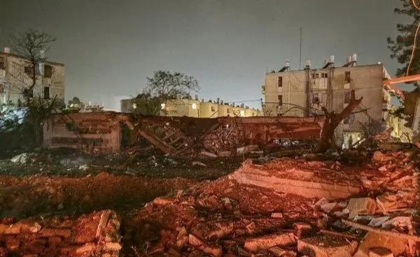 伊朗昨晚发射的一枚中程弹道导弹击中了以色列南部城市迪莫纳马赫翁-1核反应堆附近的