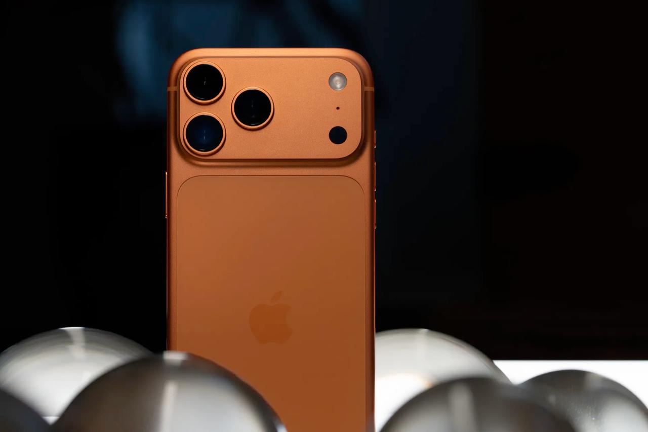 我能说句难听的话吗？打算买手机却还没下手买iPhone 17系列的，99%是钱不