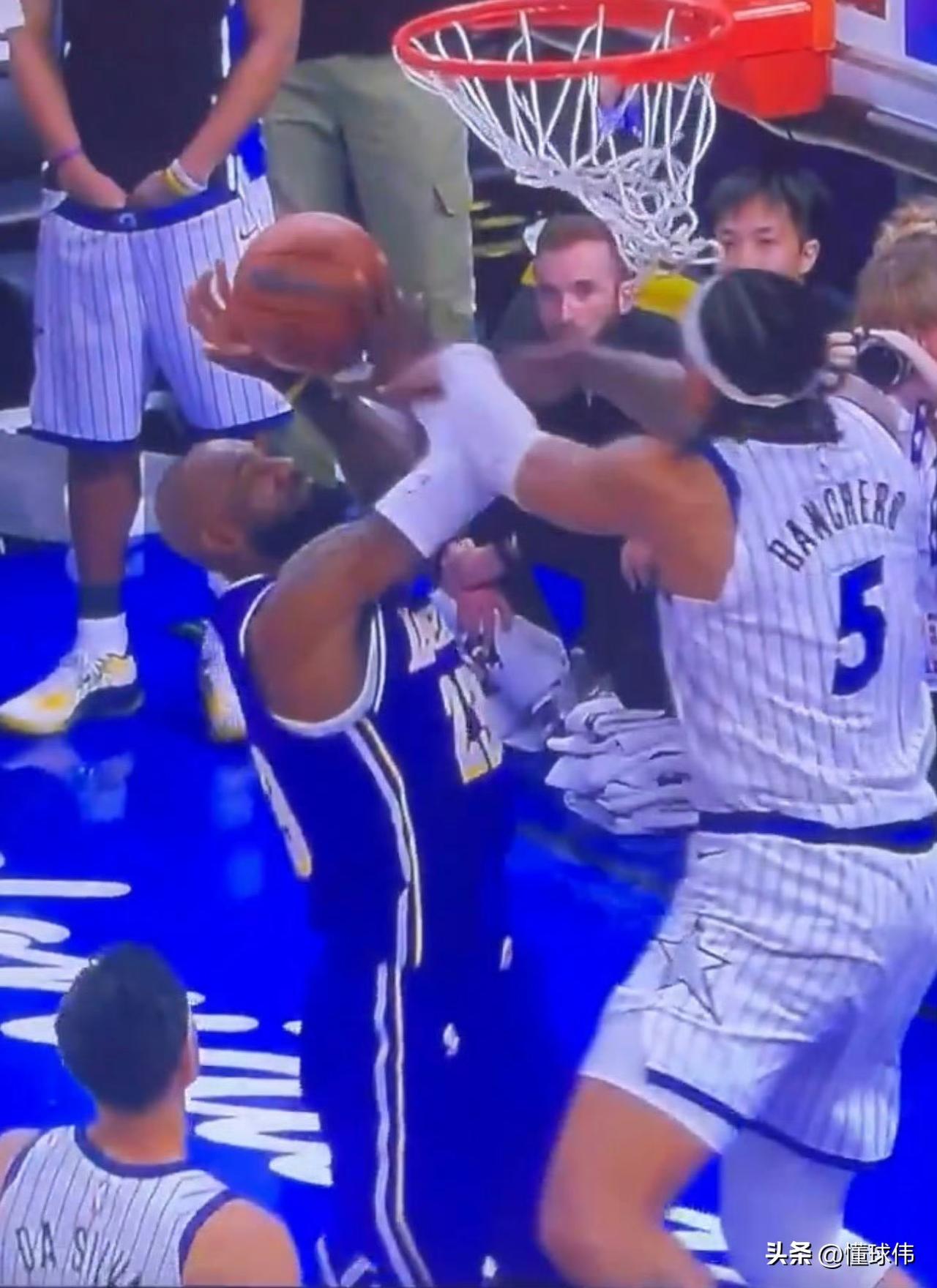 你怎么看？班凯罗谈詹姆斯：

“这个球我没有犯规。”

“我先碰到的球。”

“