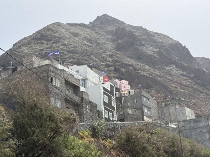 “热闹炸了”！佛得角爆冷晋级世界杯 32 强，球衣卖到脱销，国旗挂满山崖。

2