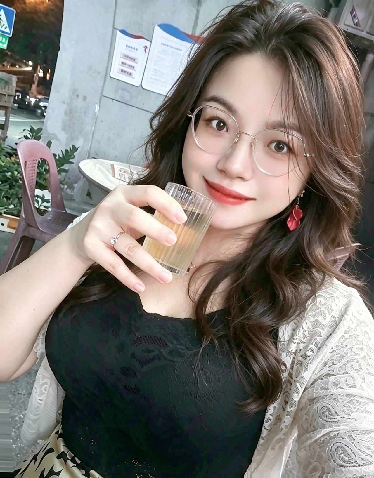 女生在喝饮料，微笑看着镜头。