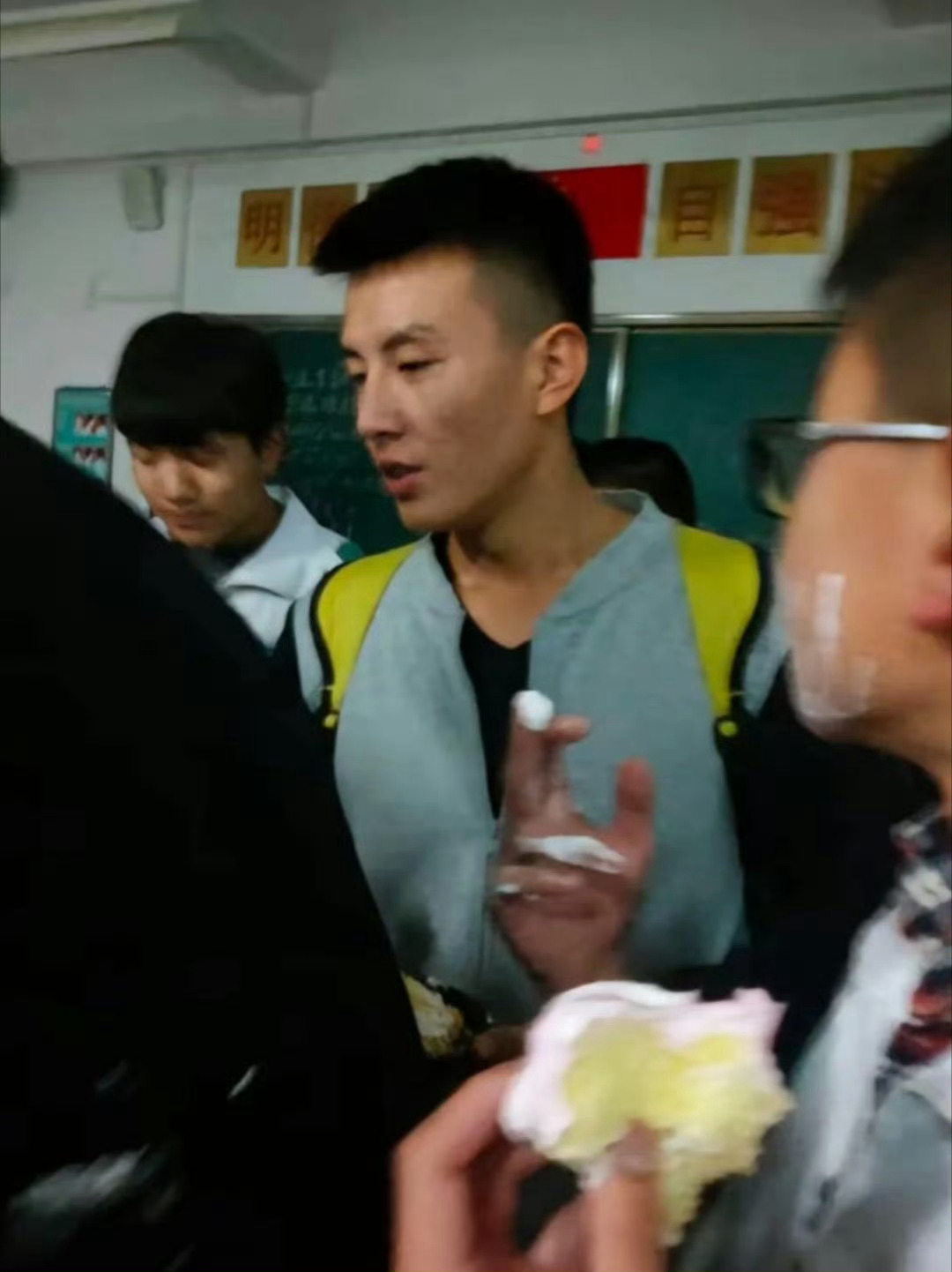 18岁的刘萧旭长得就像28了老刘真是从小老到大啊哈哈哈哈哈俺不中了 ​​​
