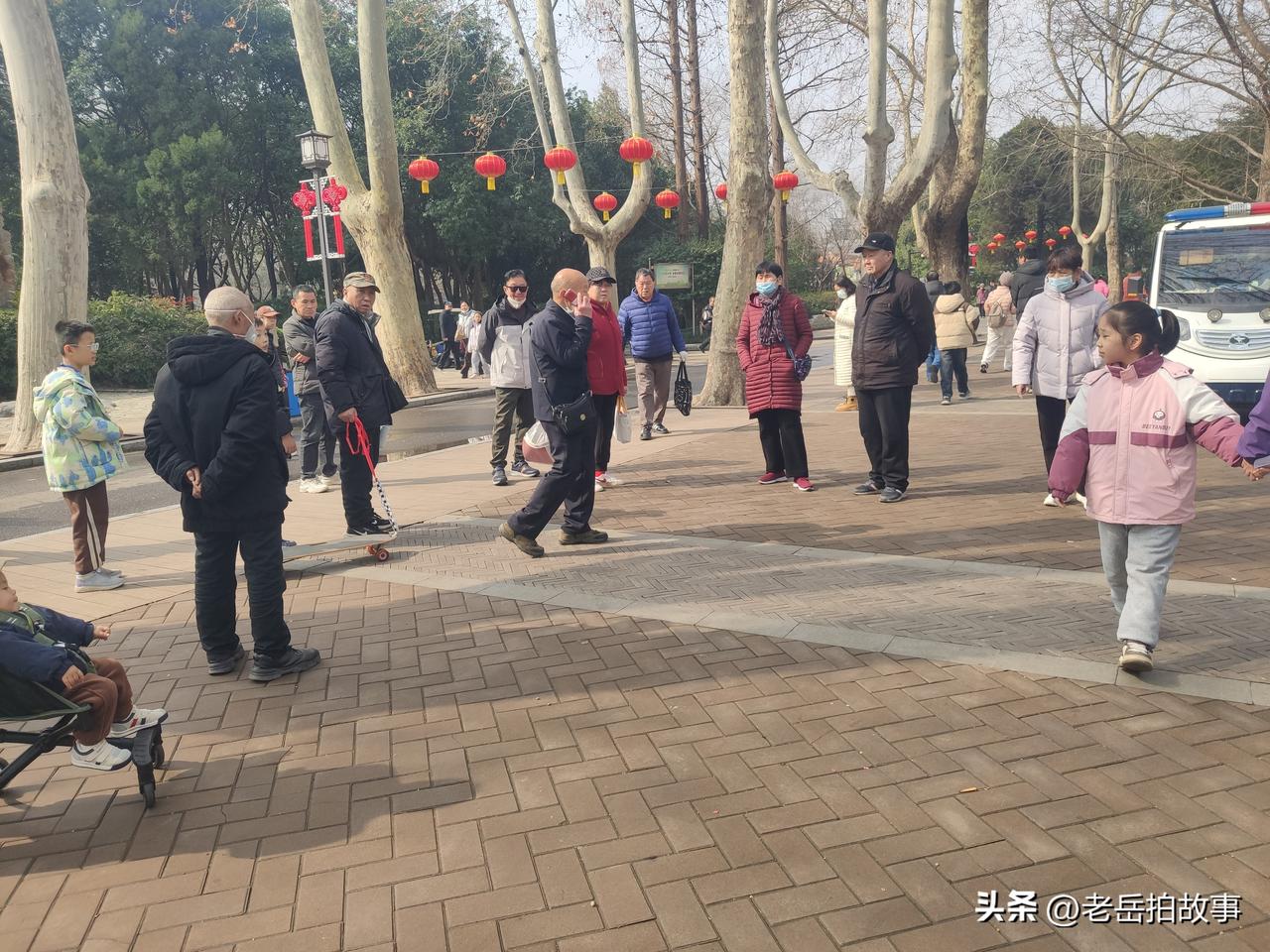 今天上午十点左右，在郑州市人民公园有声书屋门口看到一位六七十岁的老先生在撵着一个