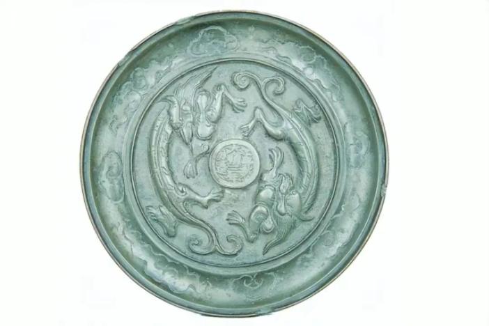 1984年，四川一农民正在门前洗衣服，一位老伯向其讨水喝。农民好心去进屋取水，不