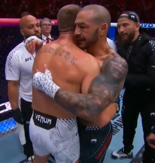 UFC327 斯旺森用胜利完成退役之战 