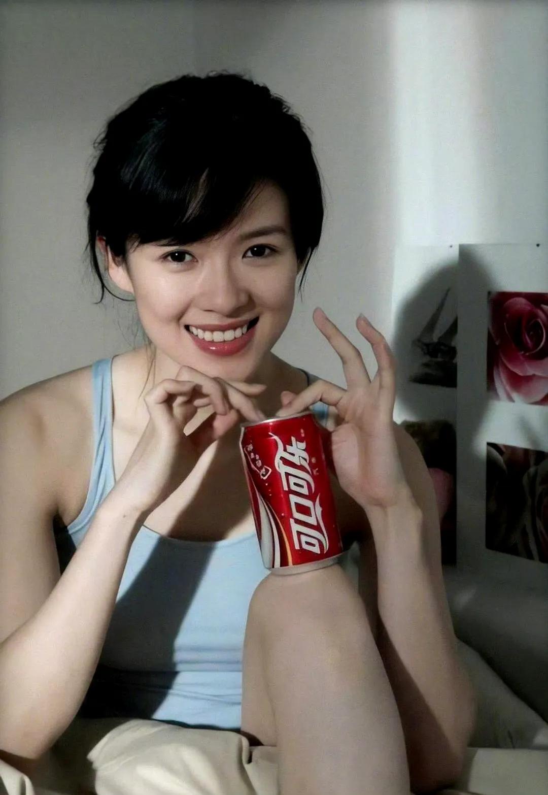 这张章子怡的早年旧照，当时的她才20多岁，正是最美的青春年华。照片中的她，画着淡