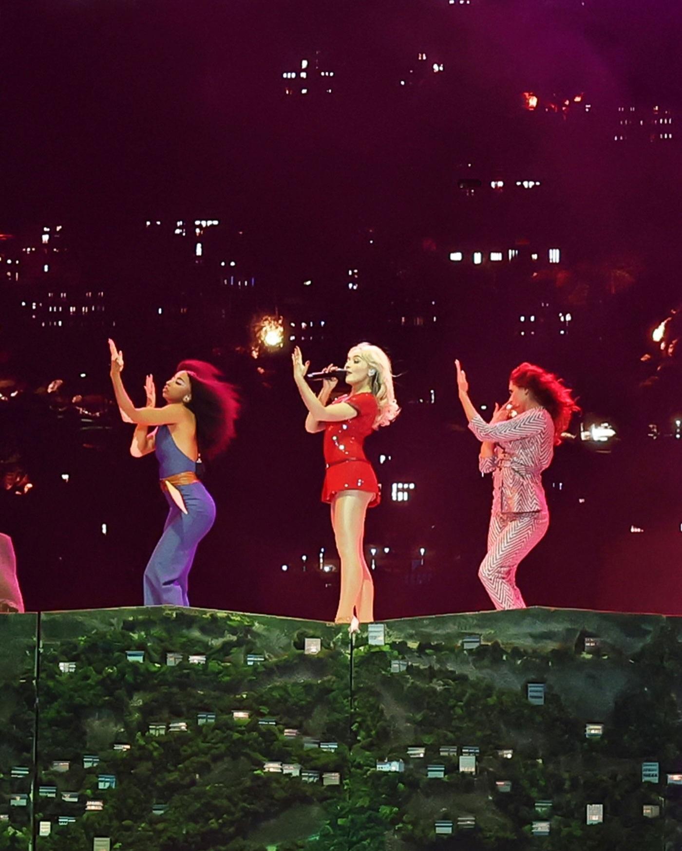 Sabrina Carpenter in Custom Dior科切拉音乐节上，