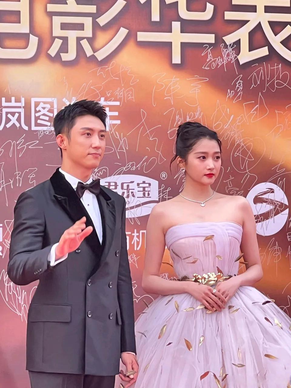 关晓彤、黄景瑜新剧《烟花少年》吻戏路透曝光，两人身穿校服甜蜜相拥，眼神交汇间满是