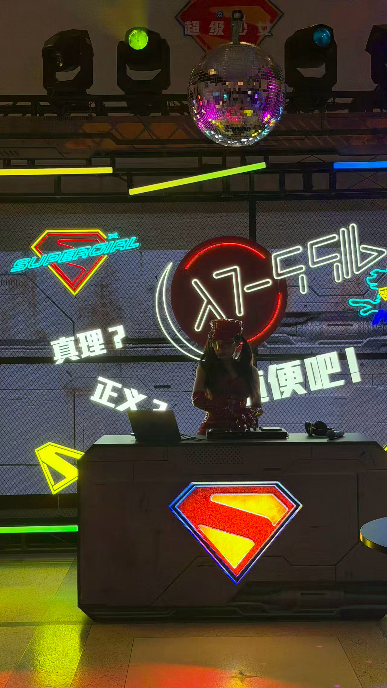 《超级少女》露西自我介绍名场面，完全复刻刚踏入社会的我。整部电影里最戳社畜的片段
