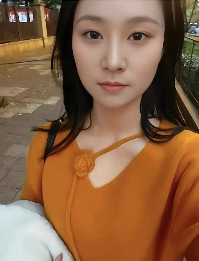 一缕芳龄何处去？跳河轻生二十八。

四川28岁女孩跳河轻生，长得端庄秀丽，异常清