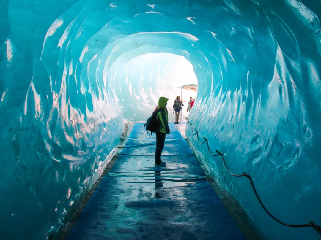 ice cave 深入冰川探索大自然的神奇