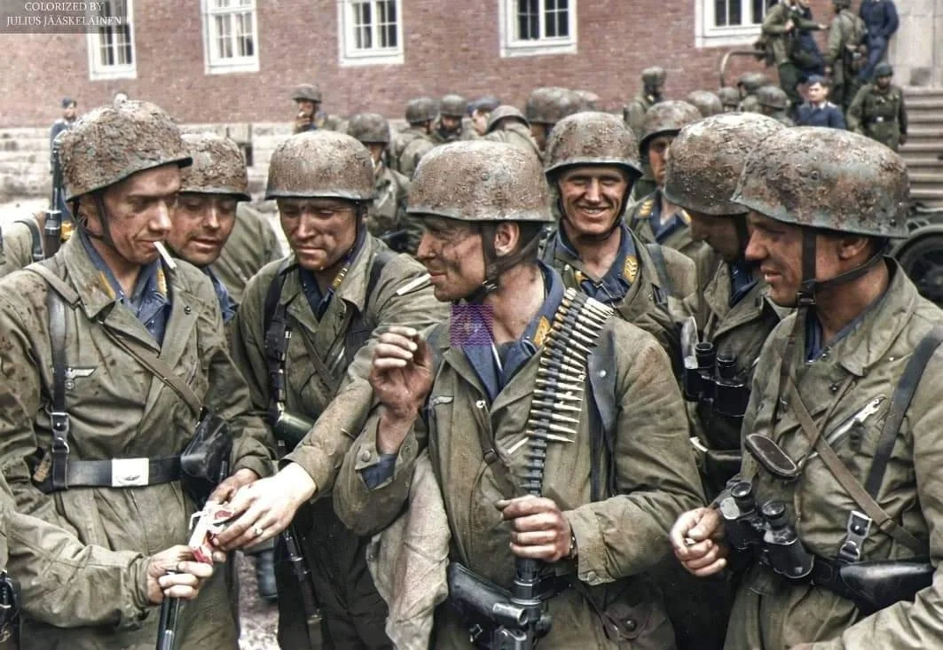 1940年5月12日，德国伞兵第一空降团的士兵在科隆-德尔布吕克的空军...