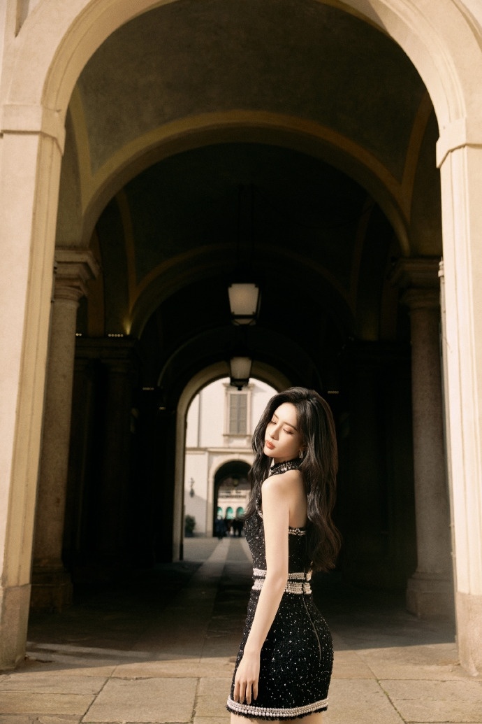 孟子义复古时尚look 孟子义波点黑色小香 孟子义波点黑色小香，是复古时尚loo