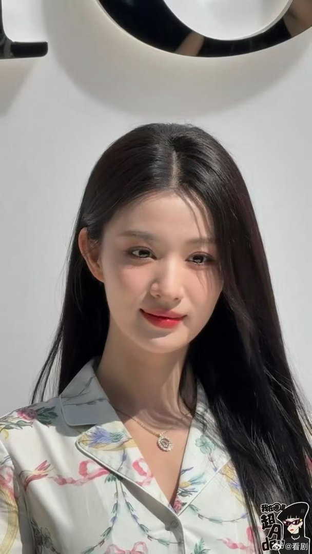 王楚然绊出神图王楚然被绊那一下神图有了🪻微风吹动长发与碎花裙，短暂失衡的画面自
