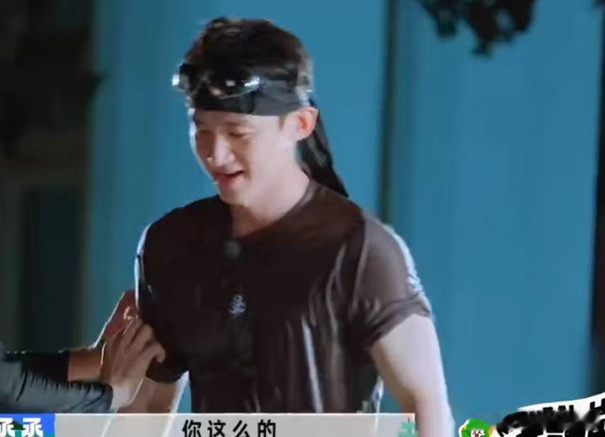 白敬亭胸肌腹肌手臂肌白敬亭湿身身材  白敬亭湿身身材，白敬亭胸肌腹肌手臂肌，咱就