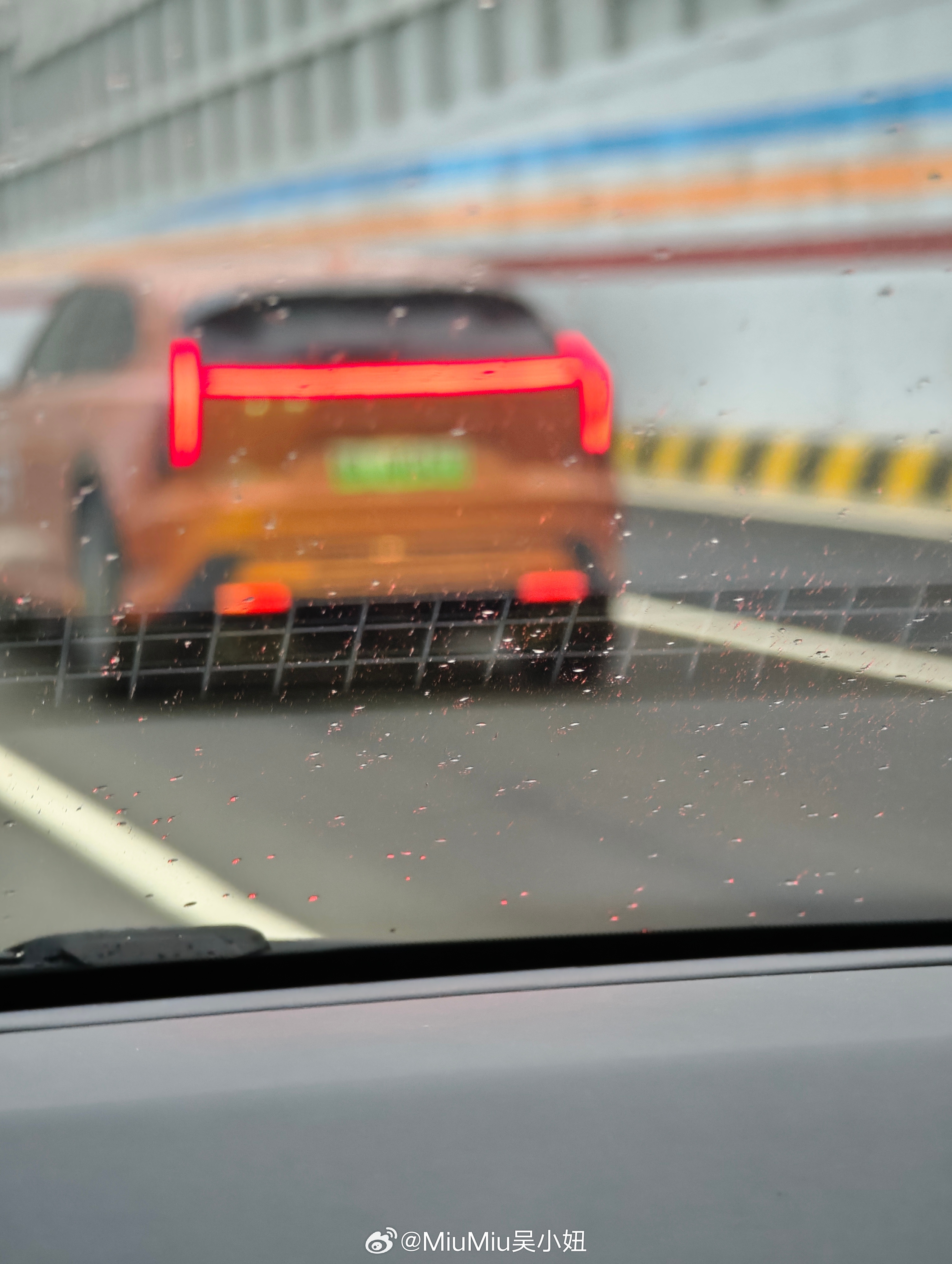 离远看我还以为新P7的尾灯~~凑近一瞧好家伙是本田！这是本田S7啊！头一回见呢汽