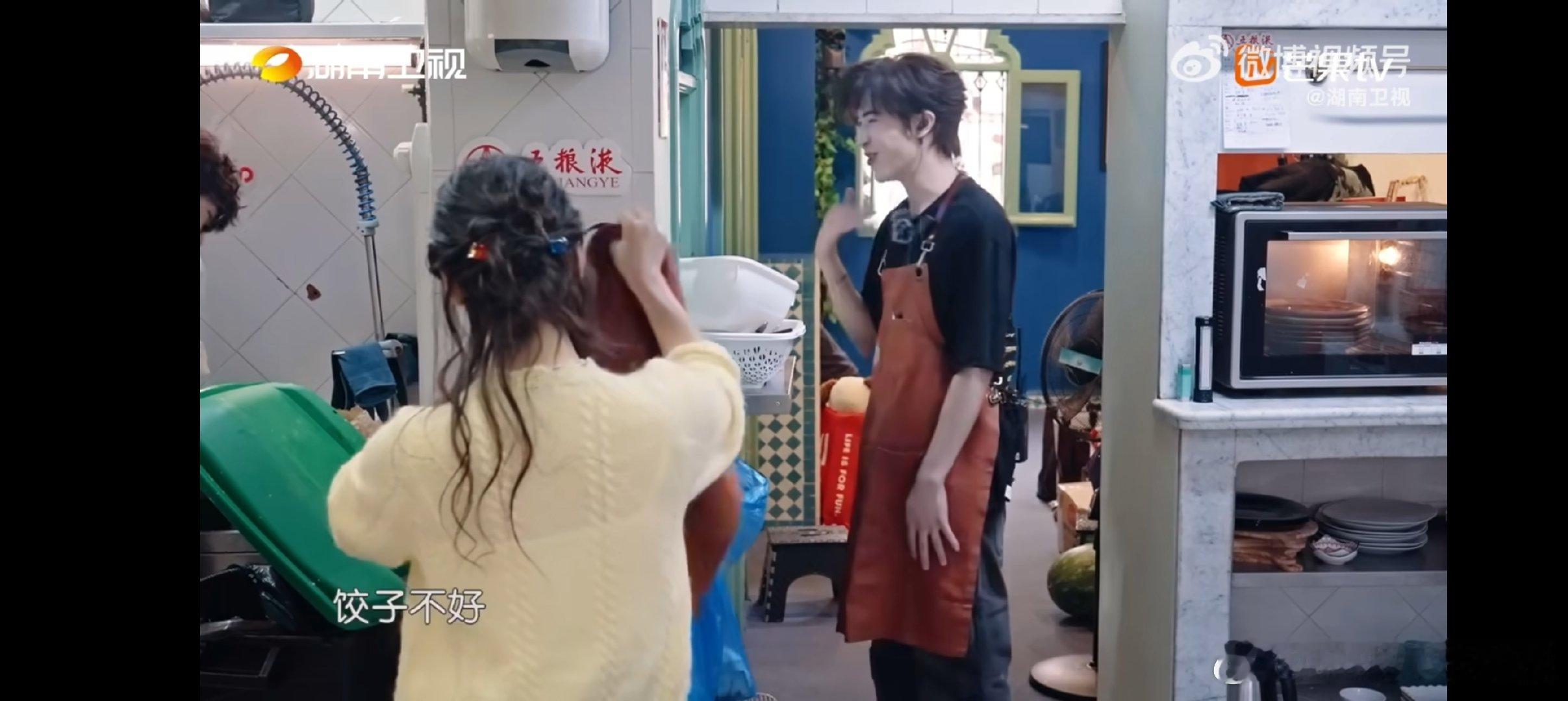 翟潇闻：只要能推新菜，叫哥算啥！那声“哥”喊得又快又自然，丝滑到不行，看得我嘴角